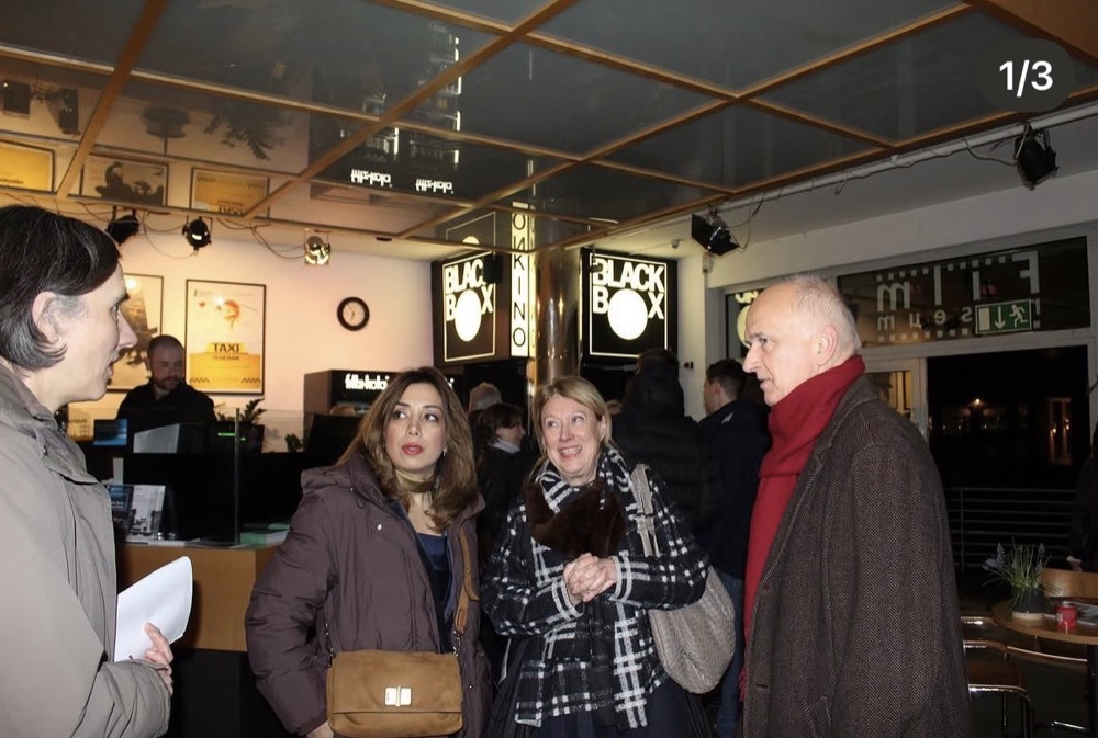 Guests talking in the foyer of the Black Box cinema at the Filmmuseum Düsseldorf